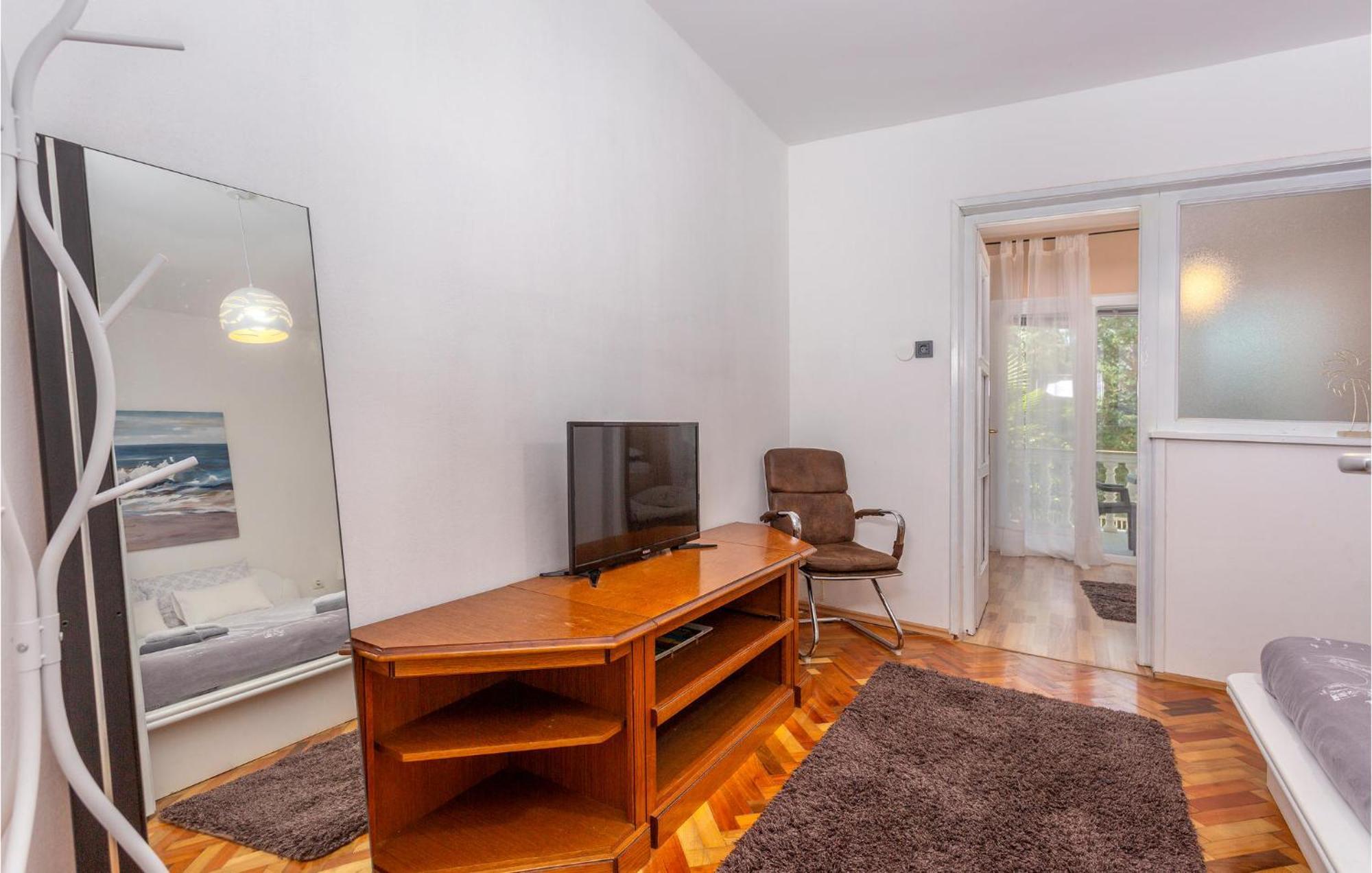 Stunning Apartment In Malinska With Kitchen Eksteriør bilde
