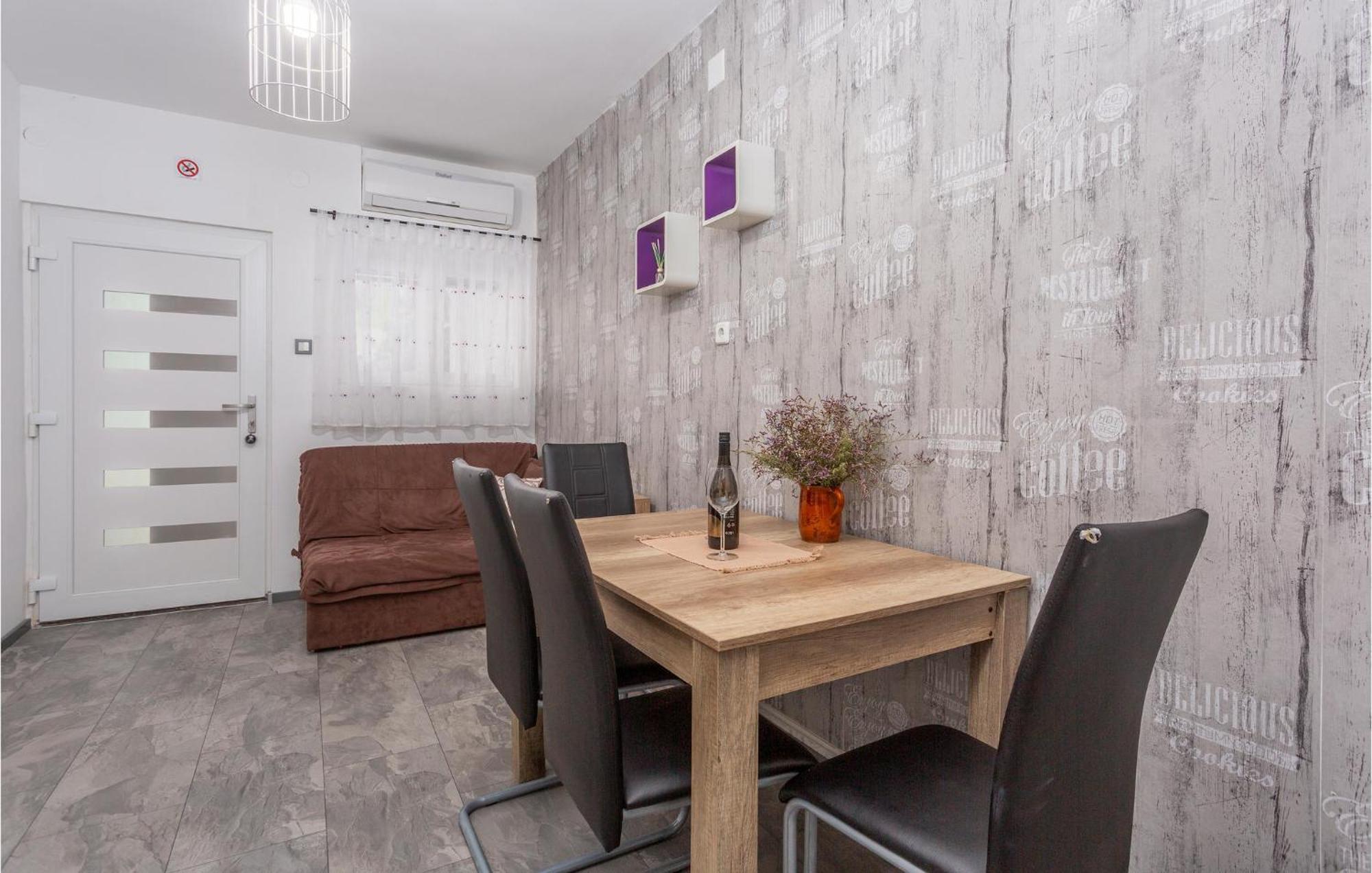 Stunning Apartment In Malinska With Kitchen Eksteriør bilde